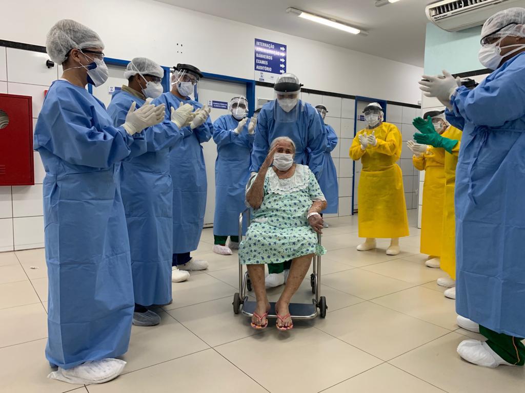 Idosa de 91 anos vence luta contra Covid-19 e deixa hospital sob palmas de equipe médica