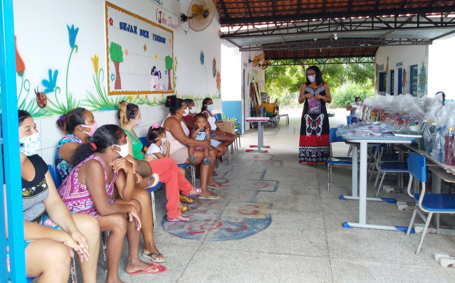 Mais de 40 mulheres beneficiadas com cestas básicas em ação social na zona rural de Teresina