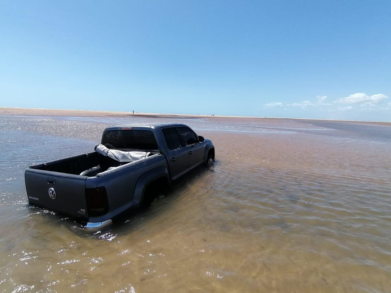 Populares encontram carro de luxo "depenado" em praia do Piauí