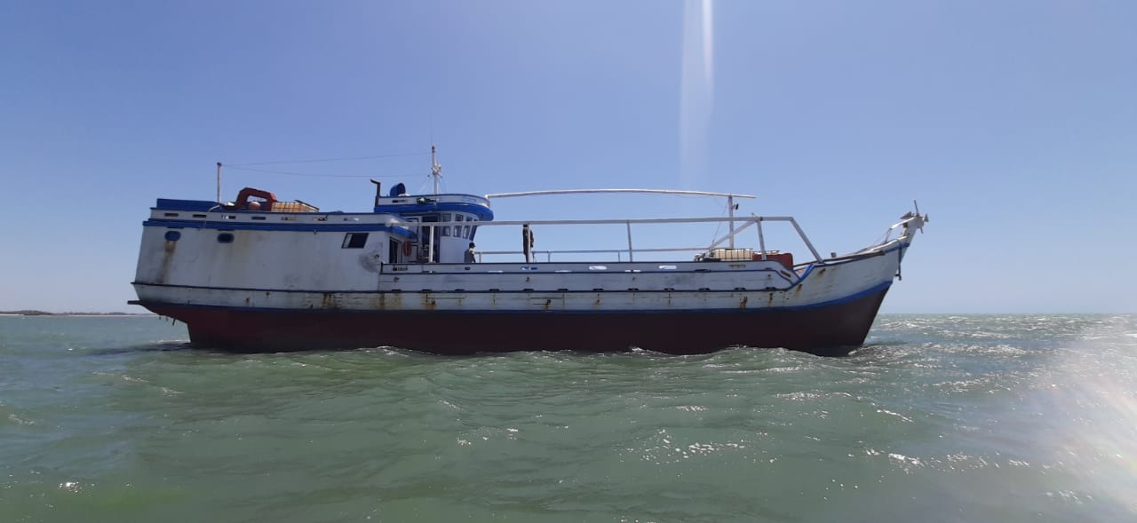 Embarcação encalha em praia do litoral do Piauí