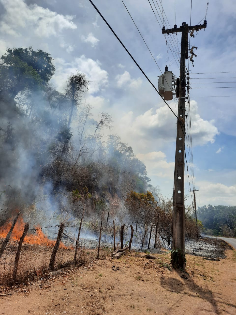 Fio de alta tensão se rompe, deixa moradores sem energia e causa incêndio na zona Leste