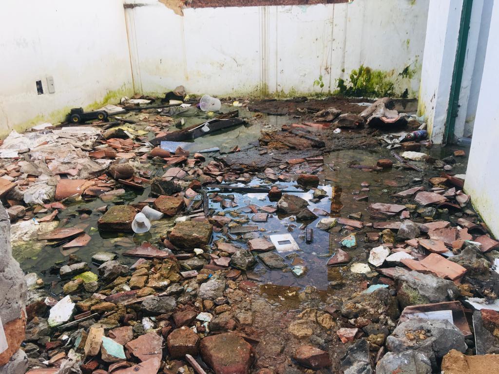 Obra parada em antiga escola incomoda moradores no bairro Redenção