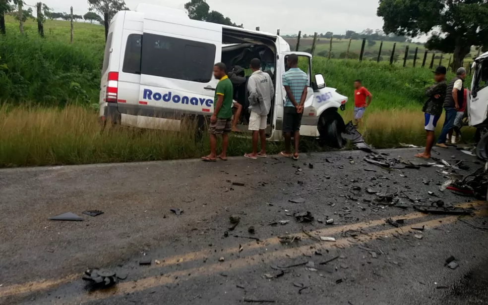 Batida frontal entre van e carreta na manhã desta quinta-feira (20), deixa oito mortos em rodovia da Bahia — Foto: João da Silva Gomes/Arquivo Pessoal Batida frontal entre van e carreta na manhã desta quinta-feira (20), deixa oito mortos em rodovia da Bahia — Foto: João da Silva Gomes/Arquivo Pessoal