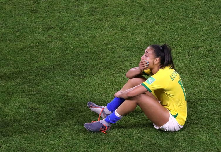 Jogadora Kathellen lamenta a eliminação da seleção brasileira na Copa do Mundo de Futebol Feminino.  
