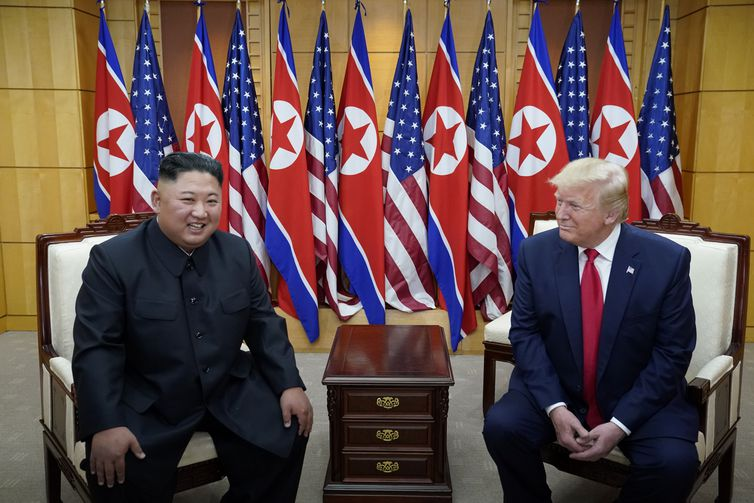 Reuters/Kevin Lamarque/Direitos Reservados O presidente dos EUA, Donald Trump, se encontra com o líder norte-coreano Kim Jong Un na zona desmilitarizada que separa as duas Coréias, em Panmunjom, na Coreia do Sul