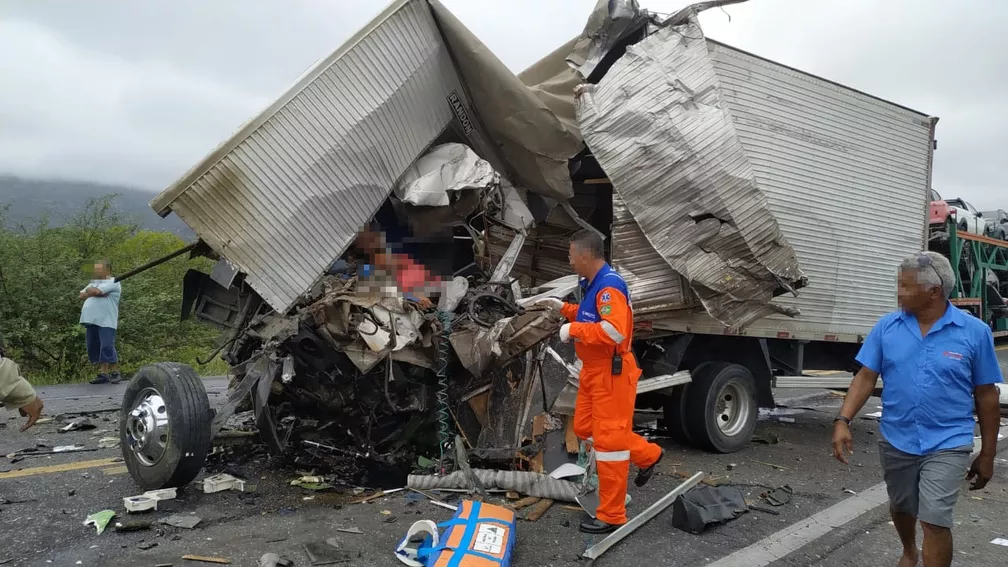 Acidente ocorreu na BR-116, altura da cidade de Itatim.  — Foto: Carlos Quintino / Blog A Voz é Aqui