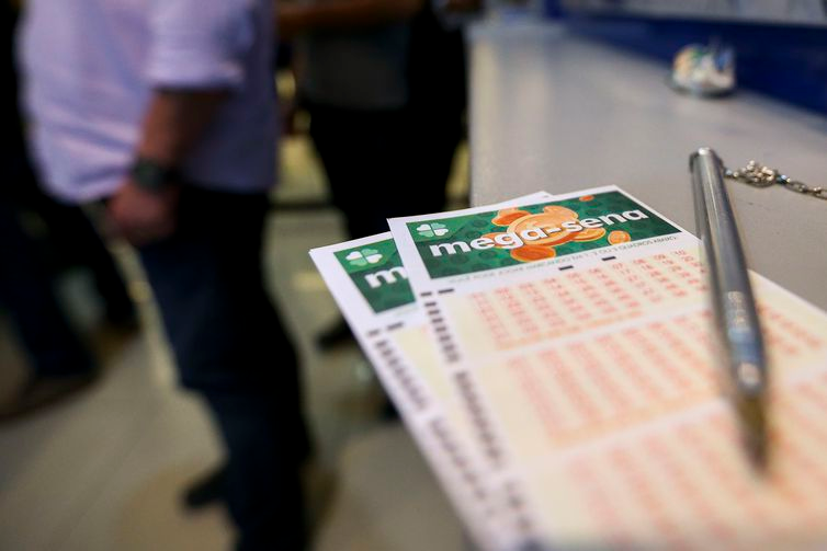 Marcelo Camargo/Agência Brasil Apostadores fazem fila em casa lotérica. A Caixa Econômica Federal sorteia hoje (08) as seis dezenas do concurso 2.149 da Mega-Sena acumulada, que deve pagar um prêmio de R$ 170 milhões.