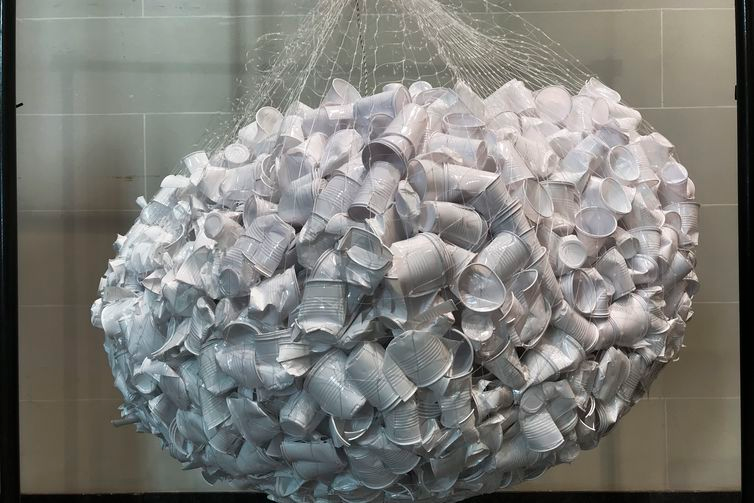Marieta Cazarré /Agência Brasi Out To Sea? El proyecto de la basura de plástico, do Museum für Gestaltung Zürich. A exposição, utiliza toneladas de lixo e plástico retirado dos oceanos,visa sensibilizar as pessoas para a preservação ambiental.
