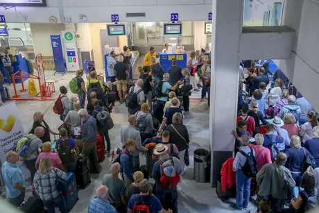 Fila de pessoas em frente a guichê da Thomas Cook em aeroporto de Heraklion, na ilha grega de Creta 23/09/2019 REUTERS/Stefanos Rapanis Fila de pessoas em frente a guichê da Thomas Cook em aeroporto de Heraklion, na ilha grega de Creta 23/09/2019 REUTERS/Stefanos Rapanis