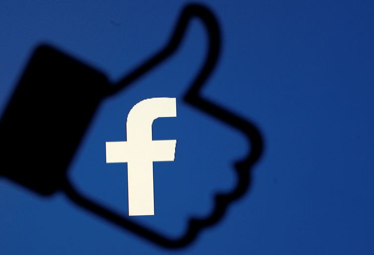REUTERS/Dado Ruvic/Illustration/Direitos Rservados FILE PHOTO: A 3D-printed Facebook like button is seen in front of the Facebook logo, in this illustration taken October 25, 2017. REUTERS/Dado Ruvic/Illustration/File Photo