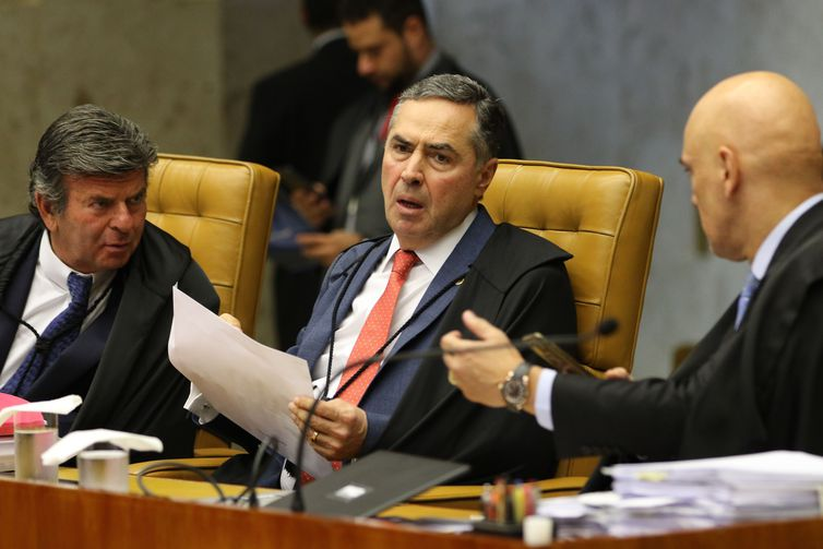 Fabio Rodrigues Pozzebom/Agência Brasil Os ministros Luiz Fux, Luis Roberto Barroso e Alexandre de Moraes, durante sessão do STF que retoma julgamento sobre o compartilhamento de dados bancários e fiscais.