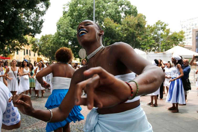 Tânia Rêgo/Agência Brasil Blocos afros se reúnem para saudar Iemanjá na Praça XV no Rio