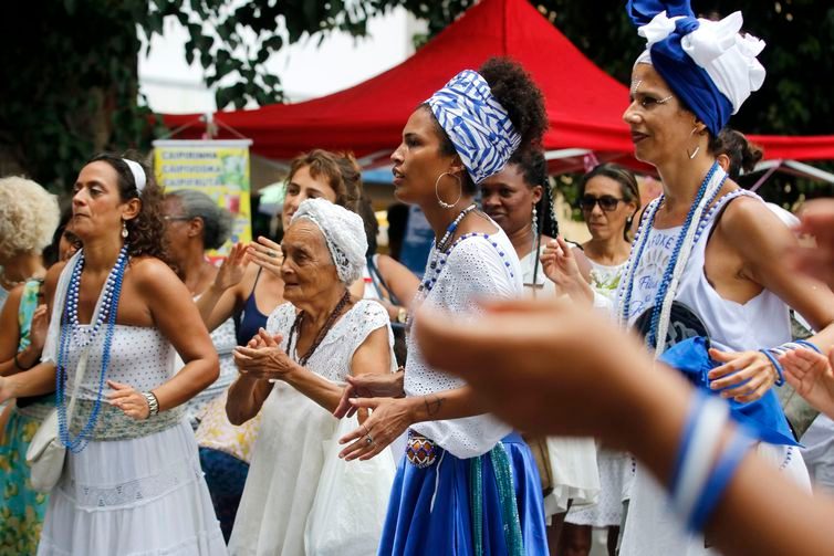 Tânia Rêgo/Agência Brasil Blocos afros se reúnem para saudar Iemanjá na Praça XV no Rio