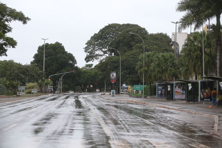 Avenida W3 Sul praticamente vazia na manhã 3ª feira Avenida W3 Sul praticamente vazia na manhã 3ª feira