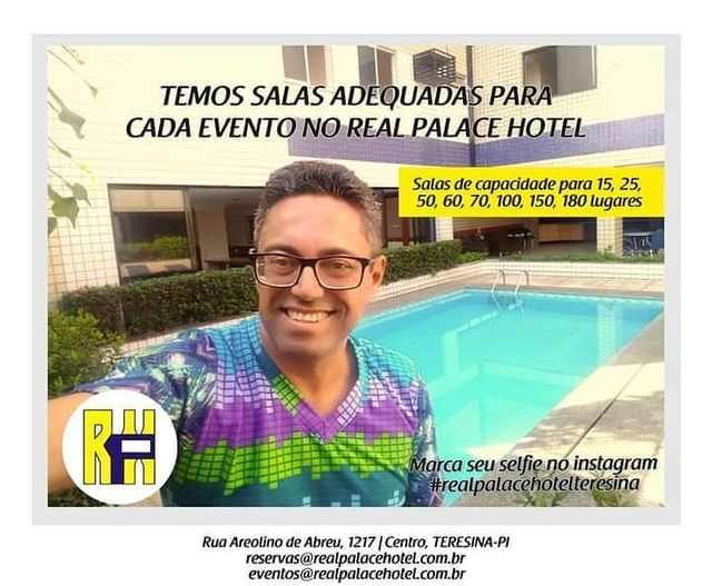 A imagem pode conter: 1 pessoa, texto que diz "TEMOS SALAS ADEQUADAS PARA CADA EVENTO NO REAL PALACE HOTEL Salas de capacidade para 15, 25, 50, 60, 70, 100, 150, 180 lugares RH Marca seu selfie instagram #realpalacehotelteresina Rua Areolino de Abreu, 1217 Centro, TERESINA-PI eservas@realpalacehotel.com.br eventos@realpatacehotel.com.br"