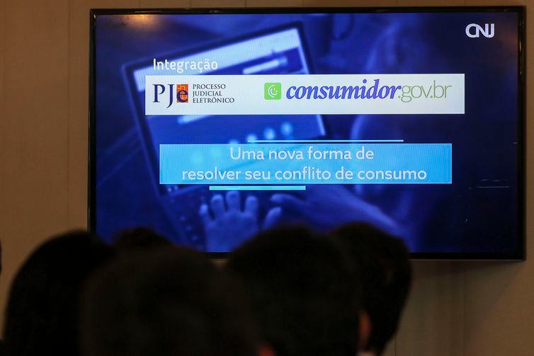 Fabio Rodrigues Pozzebom/Agência Brasil A Secretaria Nacional do Consumidor (Senacon) do Ministério da Justiça e Segurança Pública (MJSP) e o Conselho Nacional de Justiça (CNJ) lançam o projeto-piloto de integração da plataforma Consumidor.gov.br ao Processo Judicial Eletrônico (PJe).
