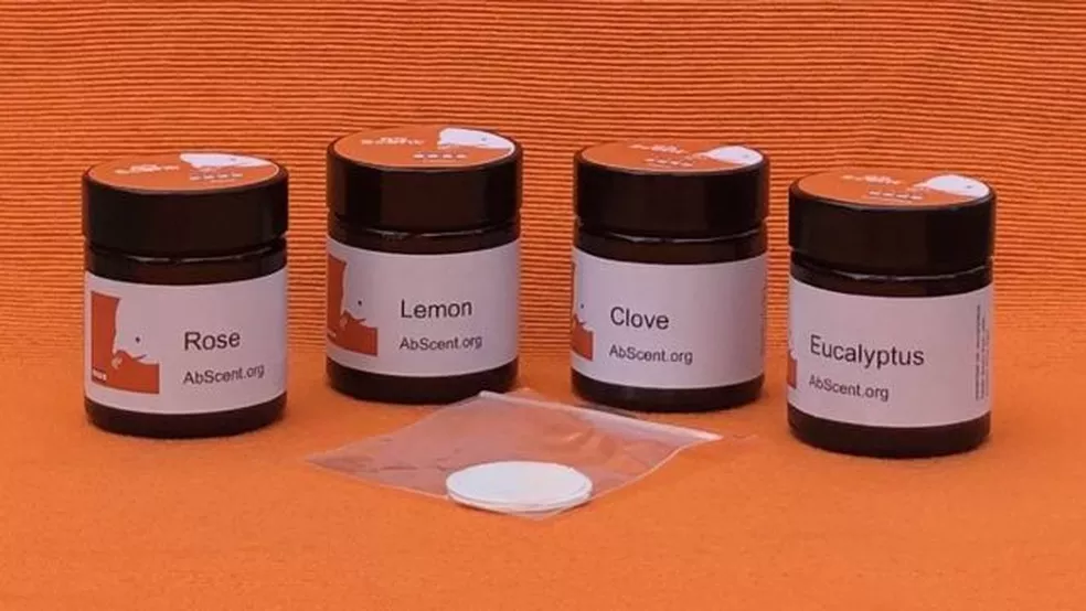 Kelly recomenda o uso de potes escuros para que a luz não afete os óleos perfumados. E ele aconselha não cheirar diretamente dos frascos conta-gotas, pois eles limitam a dispersão dos odores — Foto: Absent via BBC