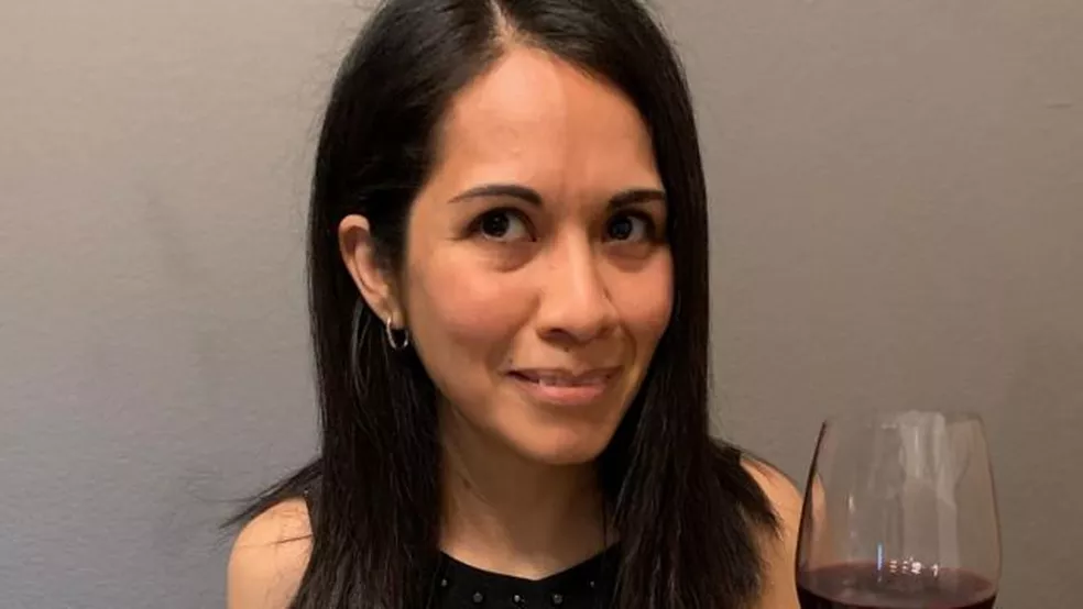 Virginia Mata: "Existem coisas que você simplesmente dá como certas até não as ter mais, como o cheiro do seu perfume favorito ou uma pizza recém-entregue por um entregador." — Foto: Arquivo pessoal via BBC