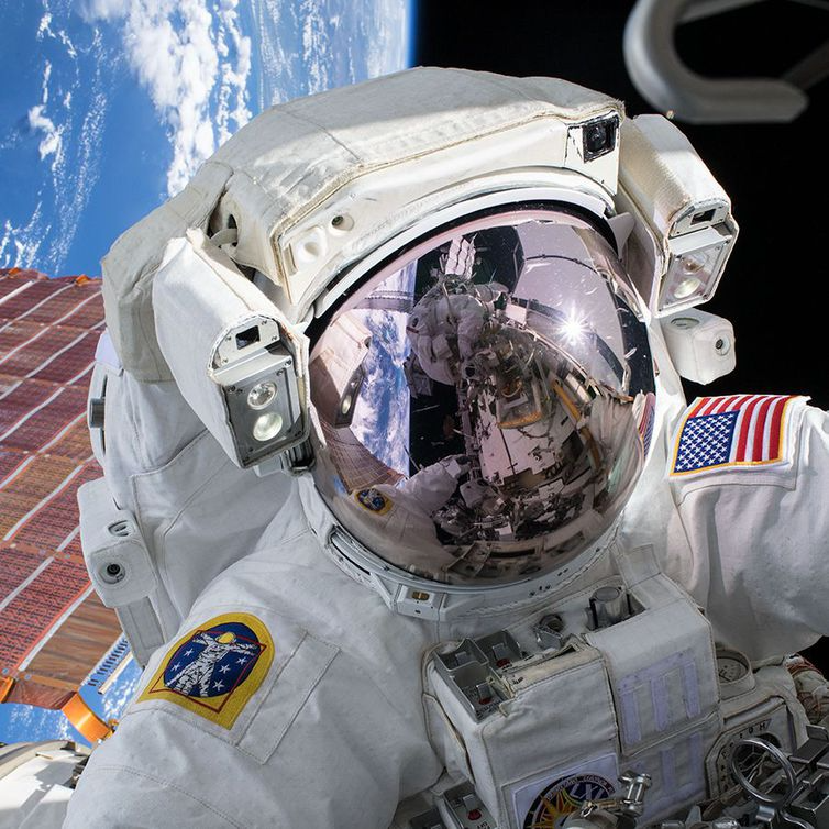 Divulgação/Nasa Dois astronautas dos Estados Unidos ( EUA) completaram uma caminhada na Estação Espacial Internacional no domingo (6), a primeira de uma série de cinco caminhadas espaciais programadas para outubro, com o objetivo de substituir as baterias no