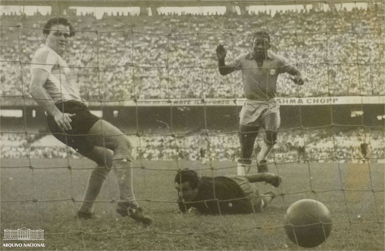 Arquivo Nacional/ Correio da Manhã Pelé, Fotografia de um dos gols marcados pelo Brasil na vitória sobre a Argentina em jogo válido pela Copa Roca de 1957. Arquivo Nacional. Fundo Correio da Manhã.