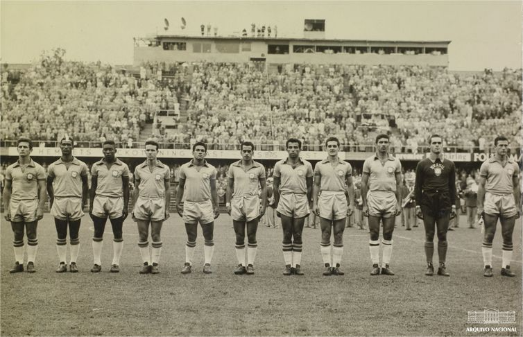 Arquivo Nacional/ Correio da Manhã Pelé, Seleção brasileira perfilada antes de partida válida pela Copa do Mundo da Suécia, junho de 1958. Arquivo Nacional. Fundo Correio da Manhã.