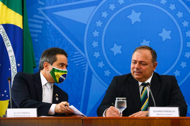 Marcelo Camargo/Agência Brasil O secretário-executivo do Ministério da Saúde, e o ministro da Saúde, Eduardo Pazuello, durante entrevista coletiva após anúncio do Plano Nacional de Operalização de Vacinação contra a Covid-19.