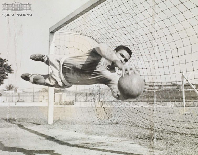 Acervo Arquivo Nacional/Fundo Correio da Manhã Hailton Corrêa de Arruda, o Manga, nascido em 26 de abril de 1937, é considerado um dos melhores goleiros da história do futebol brasileiro.
