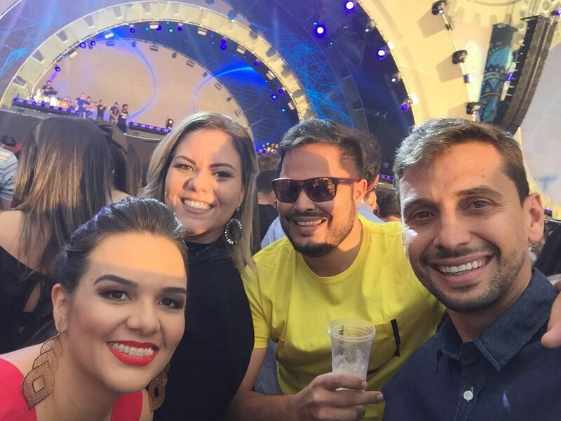 Fernanda e amigos em um show da cantora Marília Mendonça. Foto: Arquivo pessoal