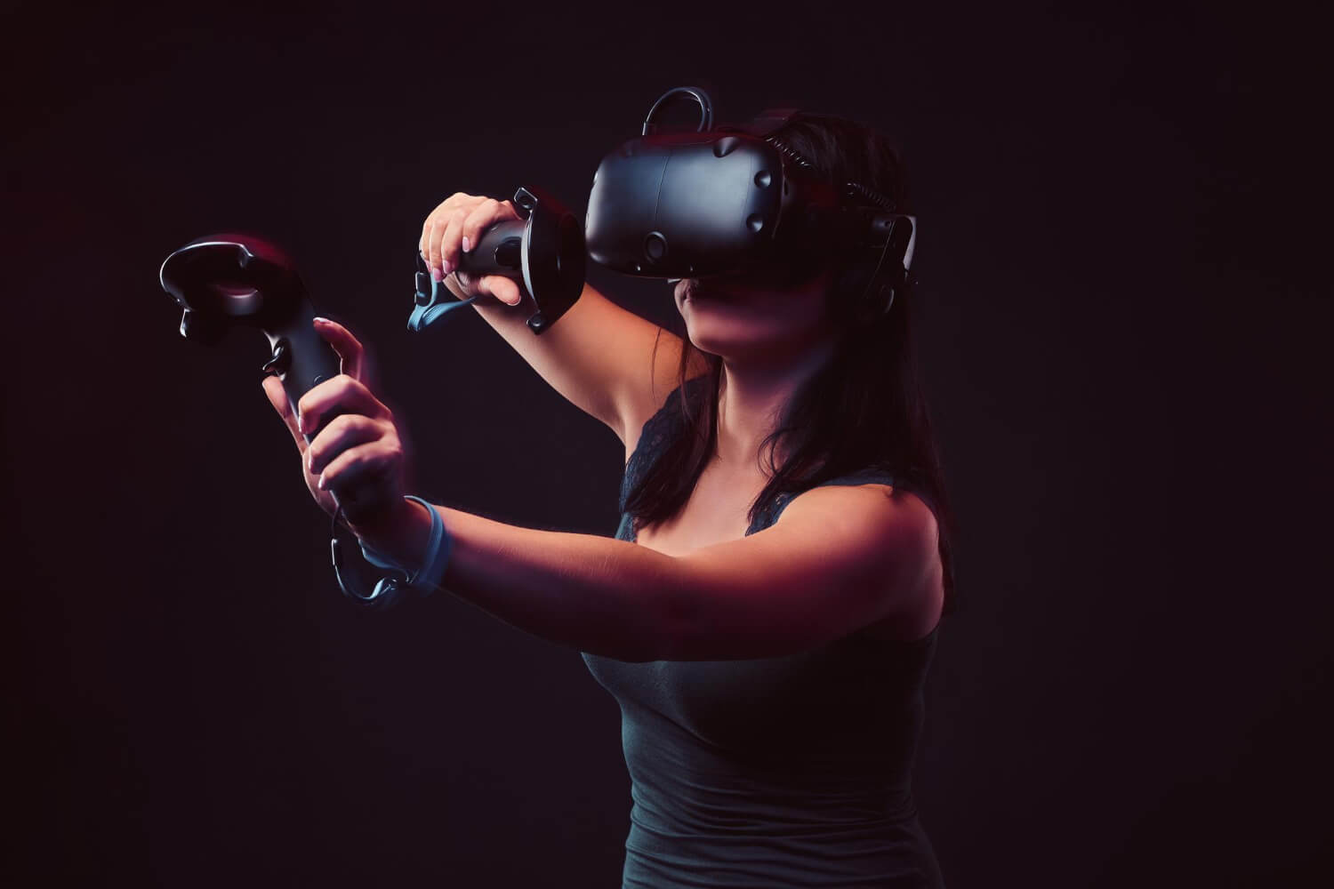 Mulher jogando em realidade virtual