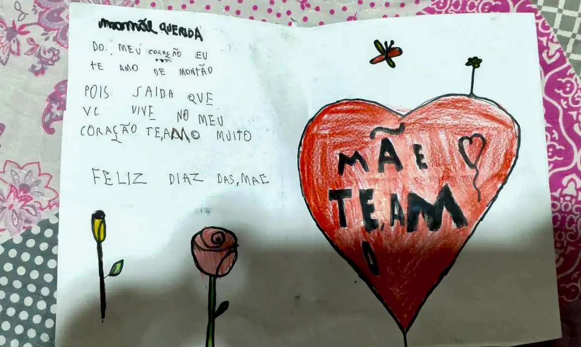 Rio de Janeiro (RJ) 11/05/2024 -  Cartinha de Dia das Mães que Kayque produziu na escola e entregou à Priscila nesta sexta-feira - Tragédias da mineração: perdas impulsionam mães em luta por justiça Foto: Priscila Izabel/Arquivo Pessoal