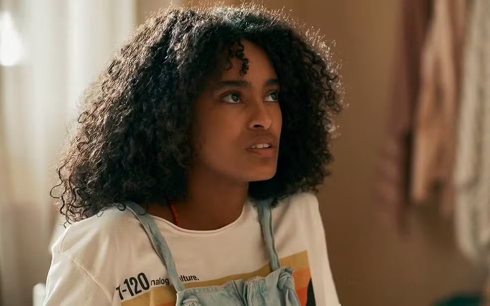 Teca (Livia Silva) tem seu filho com a ajuda de Buba (Gabriela Medeiros) em Renascer — Foto: Globo