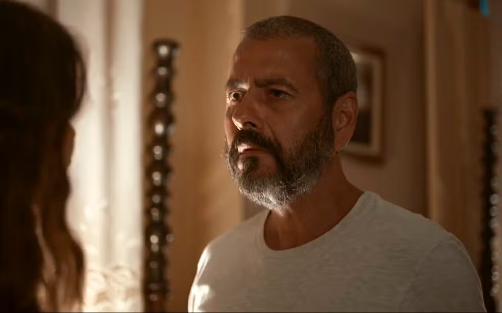 José Inocêncio (Marcos Palmeira) vê Mariana (Theresa Fonseca) na casa de João Pedro (Juan Paiva) - Renascer — Foto: Globo