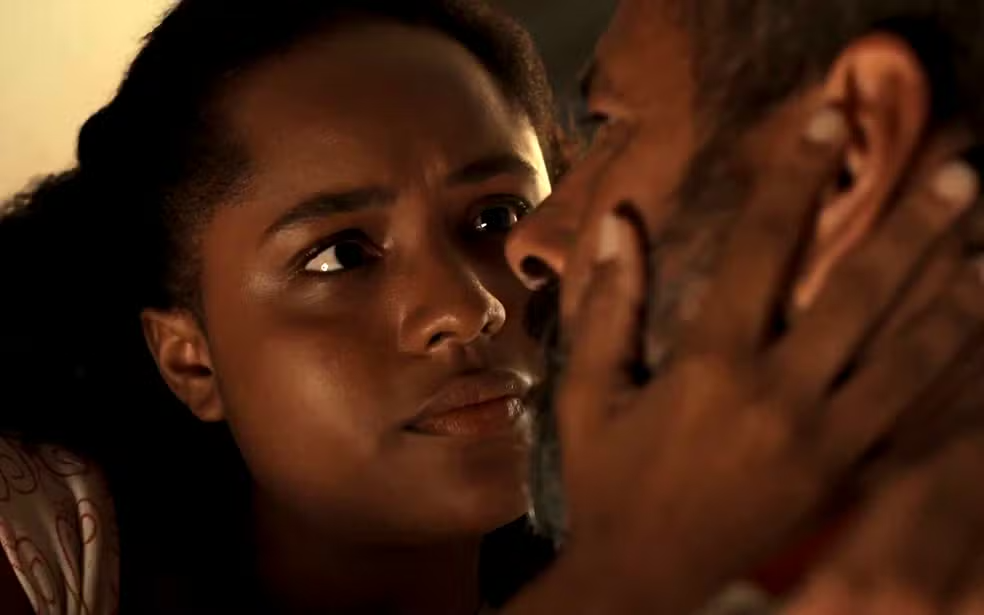 Maria Santa (Duda Santos) se despede de José Inocêncio (Marcos Palmeira) em Renascer — Foto: Globo