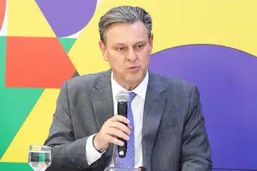 Valter Campanato/Agência Brasil Brasília (DF), 03/07/2024 - Ministro da Agricultura Carlos Fávaro durante entrevista coletiva após cerimônia de lançamento do Plano Safra 2024/2025. Foto: Valter Campanato/Agência Brasil