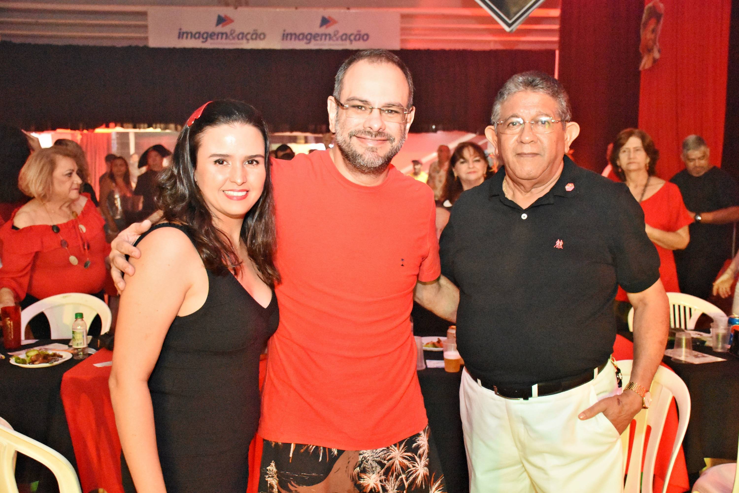 foto-5-alberto-monteiro-neto-ladeado-pela-esposa-talissa-monteiro-e-amigo-elesbao-alcantara_85162fcef645d5e49b8a271fdadc3e8b577f8fc8.JPG