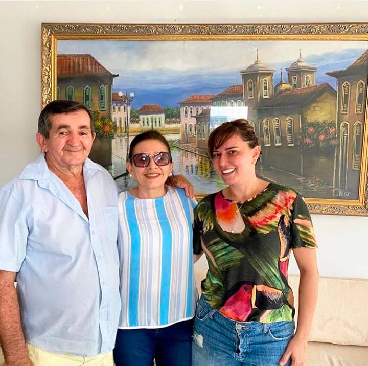 ivanaria-sampaio-ao-lado-de-amigos-em-esperantina_0c732c999548d07371ae31eb13084bc182b5b88d.jpg