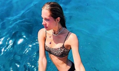 A top piauiense posou subindo numa lancha na Ilha de Formentera