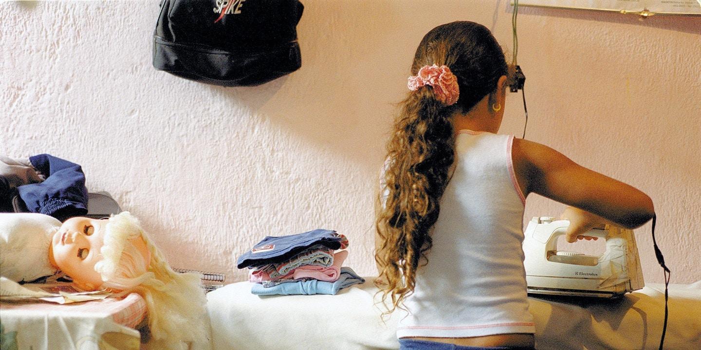 Criança trabalhando em "casa de família": realidade presente no Nordeste