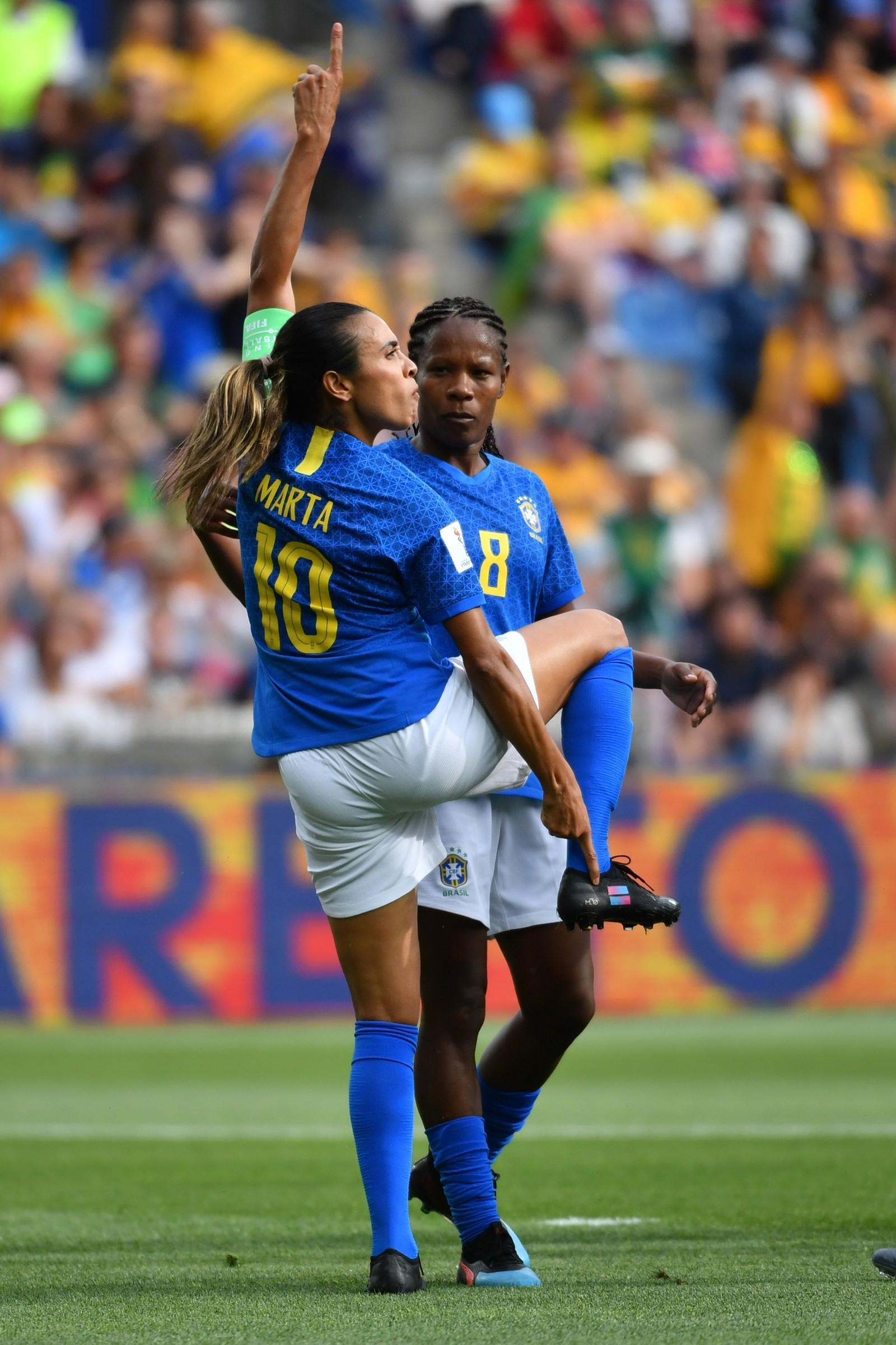 Marta exibe a chuteira sem patrocínio pela igualdade de gênero