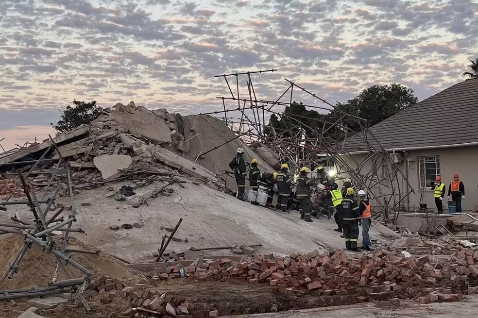 Equipes de resgate trabalham em local onde prédio em construção desabou na cidade de George, na África do Sul — Foto: Willie van Tonder / AFP