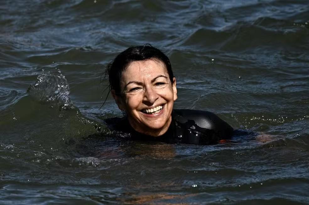 Prefeita de Paris, Anne Hidalgo, nada das águas do Rio Sena