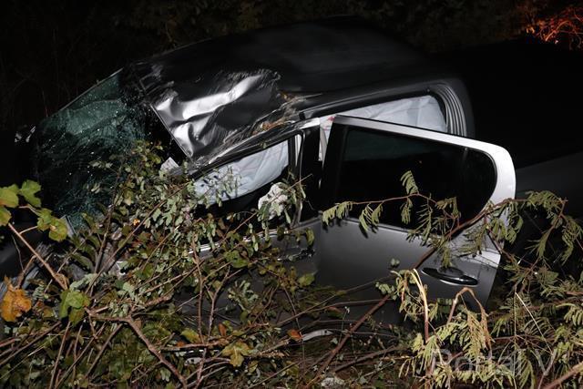 O carro ficou destruído com o impacto da colisão