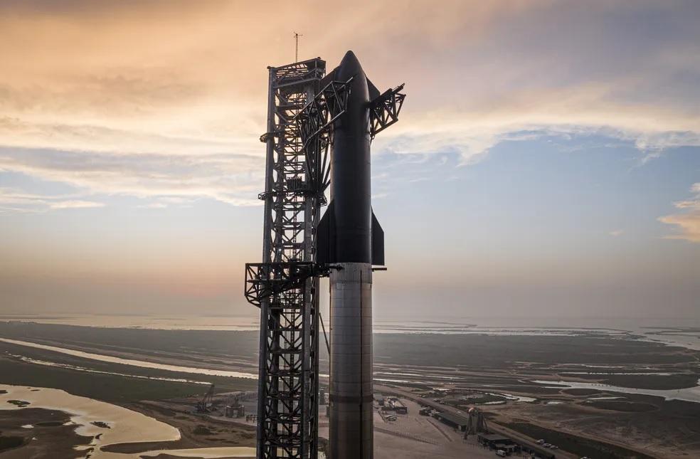 Starship totalmente empilhada antes de seu primeiro teste de voo