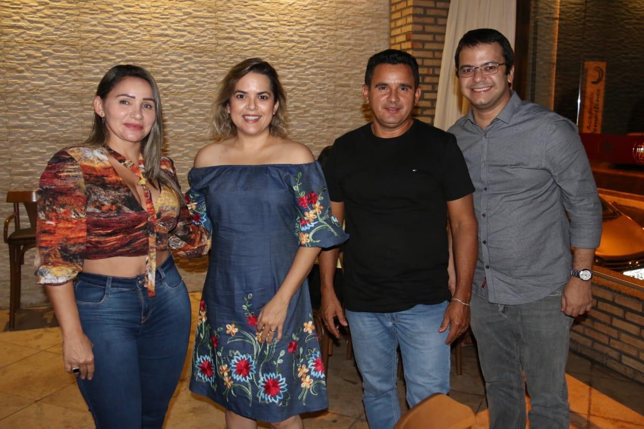 Os empresários Corinto e Lena Sousa ao lado do casal de jornalistas Lia Formiga e Ananias Ribeiro