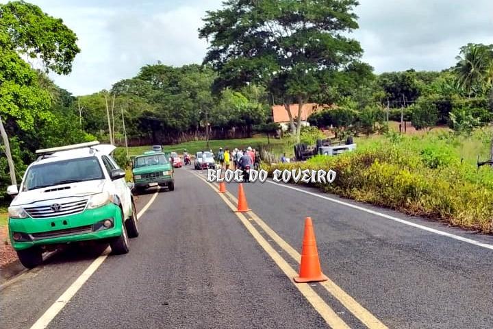 Caminhão com cigarros contrabandeados capota na PI-301 em Luiz Correia