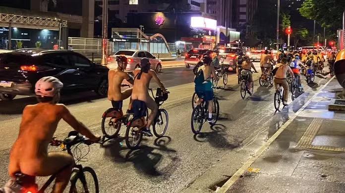 A manifestação ocorreu na Avenida Paulista e chamava atenção de quem passava