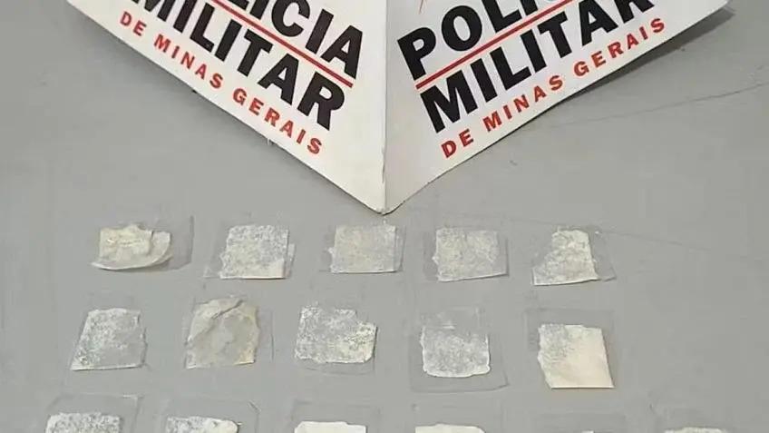 Papelotes de cocaína levados por menina para a escola