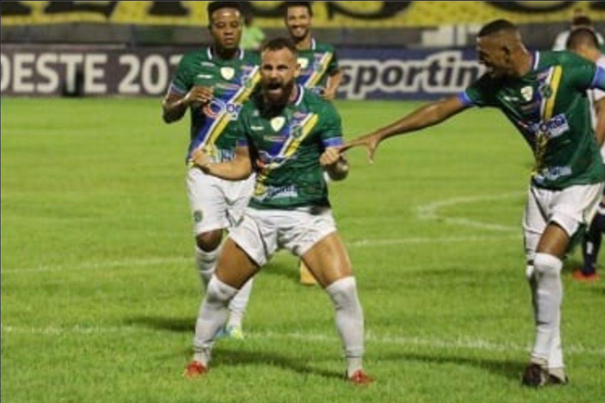 Klenisson celebra gol e vitória