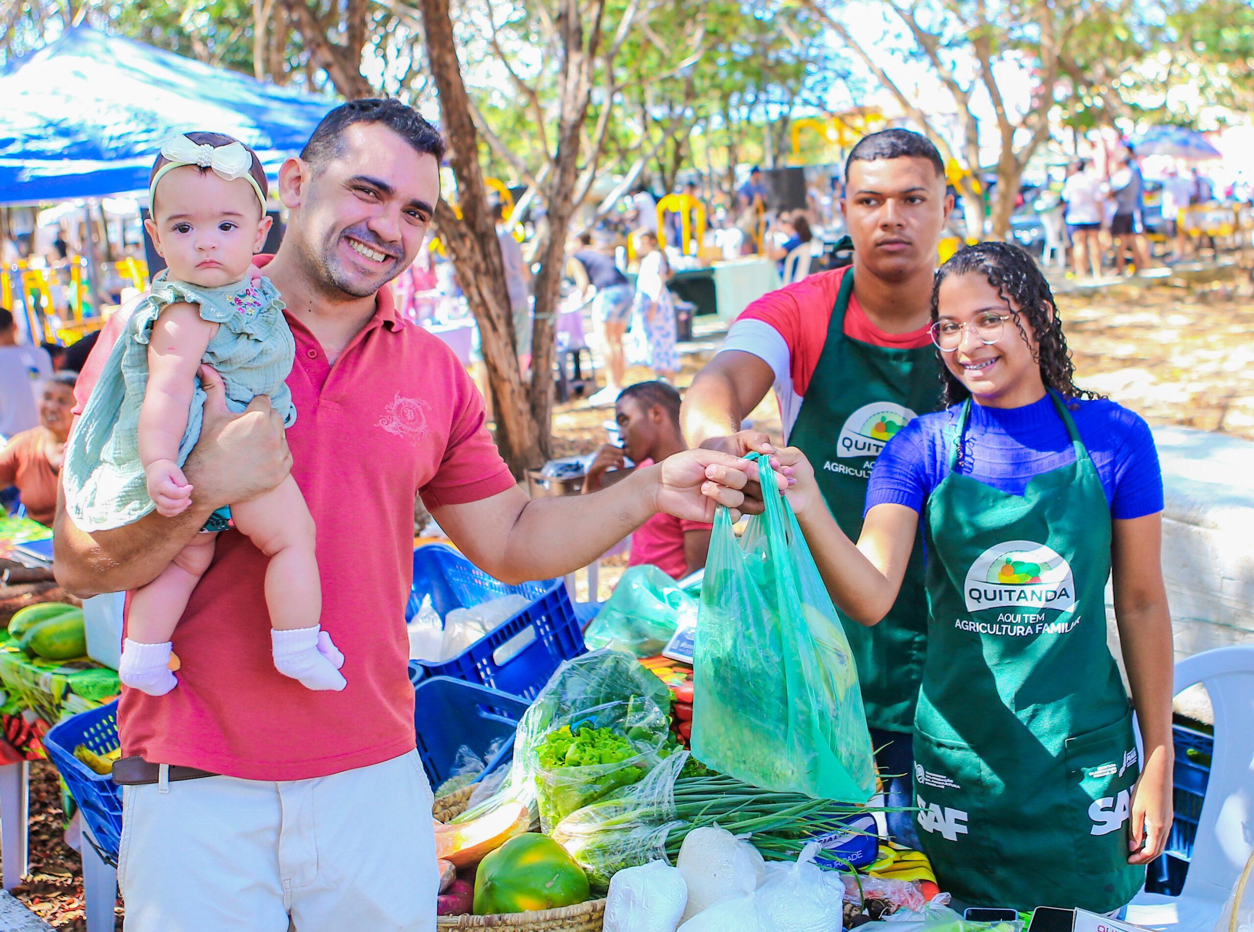 Agricultores da zona rural expõem produção na Praça Centenário