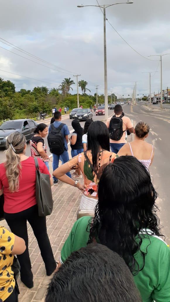Segundo usuários, tempo de espera dobrou no período da manhã em horário de pico.